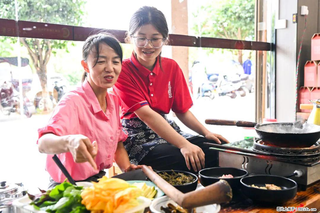 全网追的“扁担女孩”,找了一份暑假工,时薪12元 - 海口生活资讯 - 海口28生活网 haikou.28life.com